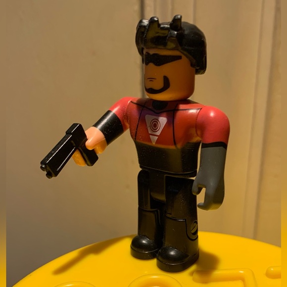 Roblox Thrill Island Commander Riggs Figure - Picture 3 of 7